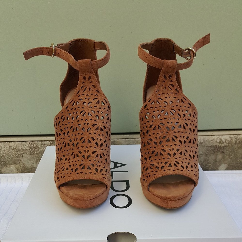 6M Aldo Vizzola heeled peep toe sandal. Cognac/Bronze suede